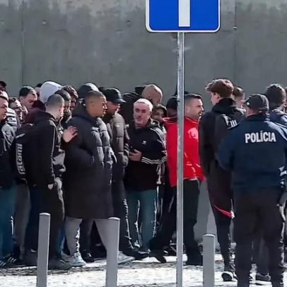 200 adeptos do Benfica entram no centro de estágio do Seixal