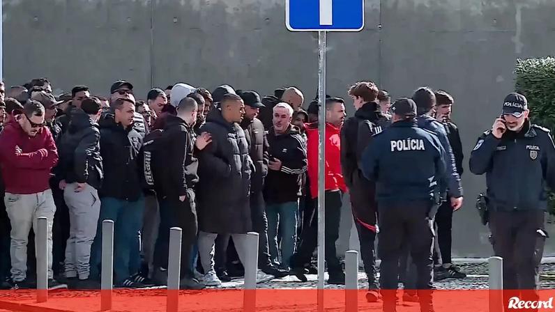 A reação do Benfica à entrada de 200 ultras no Benfica Campus