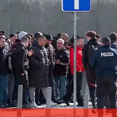 200 adeptos do Benfica entram no centro de estágio do Seixal