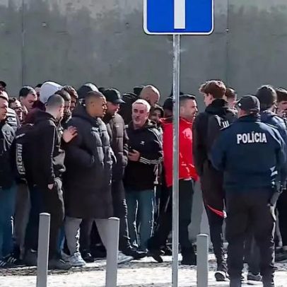Entrada de ultras do Benfica no Seixal deixa jogadores retidos por mais de uma hora