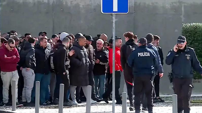 O momento em que 200 ultras deixam o centro de estágios do Benfica
