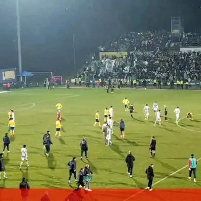 Confronto entre jogadores no final de Arouca-Sporting com empurrões