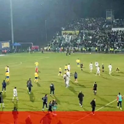 Empurrões e tensão no final do Arouca-Sporting