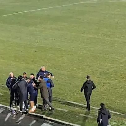 Matheus Reis reage à expulsão no Arouca-Sporting; defesa teve de ser agarrado