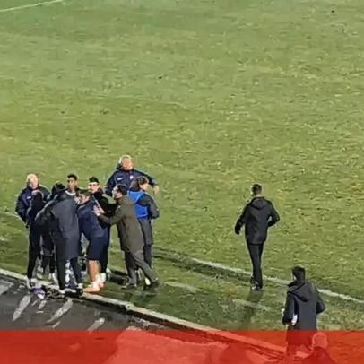 Matheus Reis reage à expulsão em Arouca-Sporting; defesa teve de ser contida