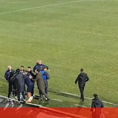 Matheus Reis revoltado após expulsão no Arouca-Sporting; defesa teve de ser segurada