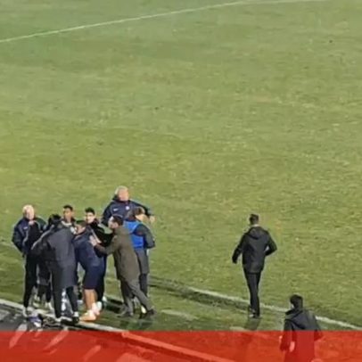 Matheus Reis revoltado após expulsão no Arouca-Sporting; defesa teve de agarrar