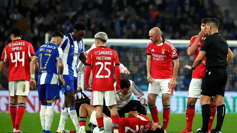Richard Ríos saiu lesionado do FC Porto-Benfica