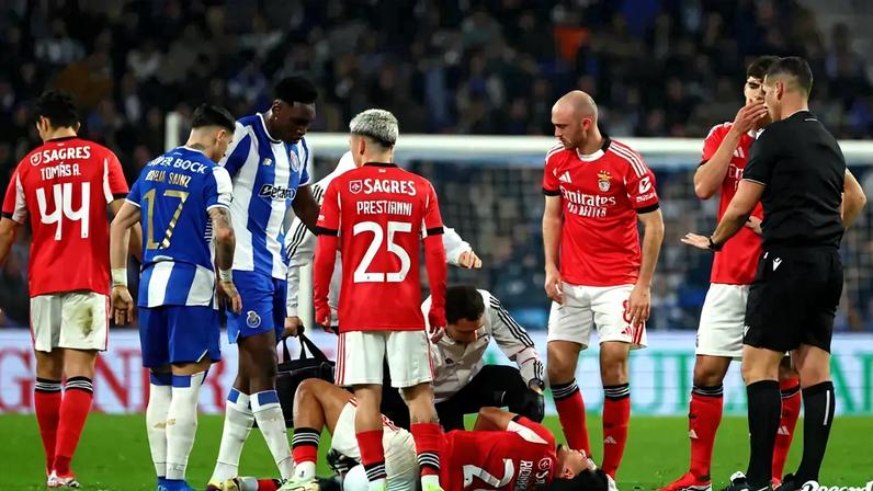 Richard Ríos saiu lesionado do FC Porto-Benfica