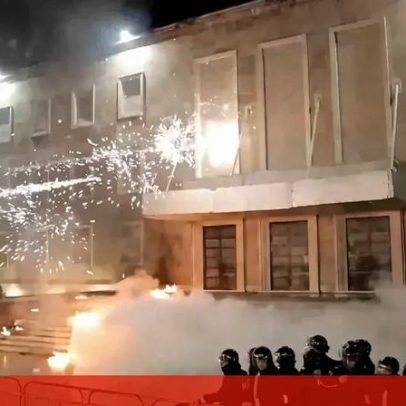 Lançamento de cocktails molotov contra o parlamento da Albânia durante confrontos