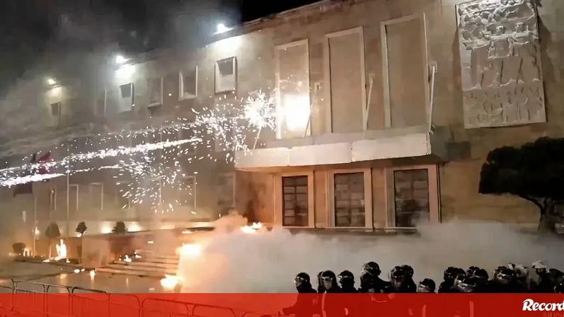 Confrontos começaram no sábado após um protesto da oposição, organizado pelo Partido Democrático da Albânia, em frente aos edifícios do governo e ao parlamento.