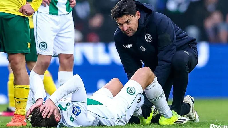 Resink deitado no relvado após lesionar-se