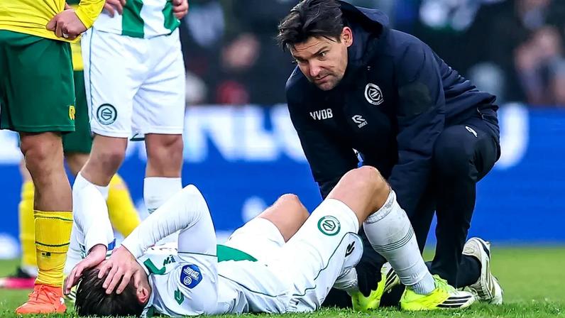 Resink deitado no relvado após lesionar-se