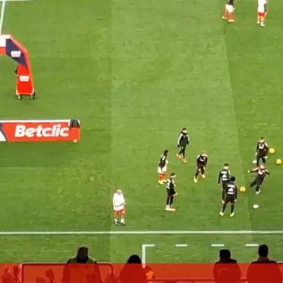 A torcida do Benfica reage à apresentação de Rafa no Estádio da Luz