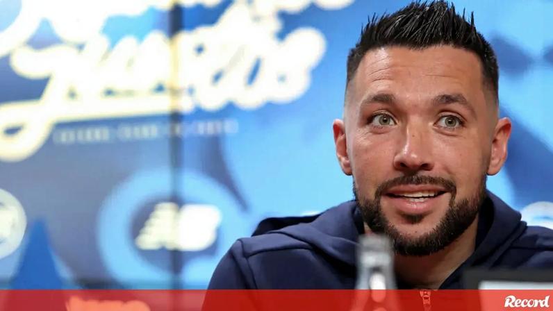 Farioli em conferência de imprensa