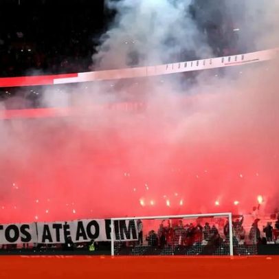 Benfica multado com mais de 16 mil euros por tarjas e tochas