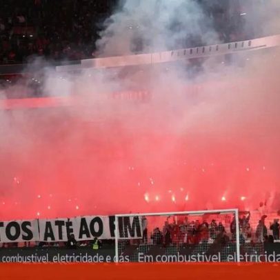Slogan 'Juntos até ao fim' exibido antes de Benfica-Estrela