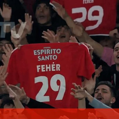 Adeptos do Benfica homenageiam Fehér aos 29' frente ao E. Amadora