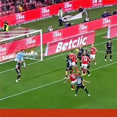 Benfica-Estrela: Lopes Cabral cruza e Pavlidis cabeceia para o primeiro golo