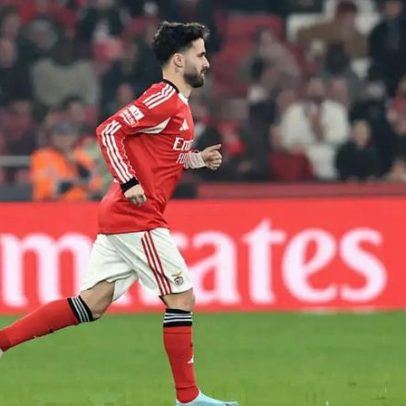 Rafa é lançado ao relvado no Benfica-E. Amadora, entre aplausos e assobios