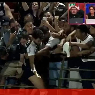 Yuri Alberto celebra golo com adeptos do Corinthians e termina sem calções