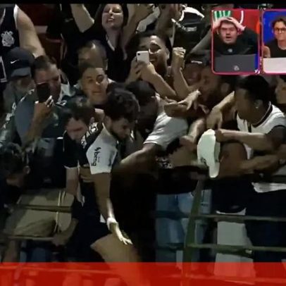 Yuri Alberto celebra golo com adeptos do Corinthians e fica sem calções