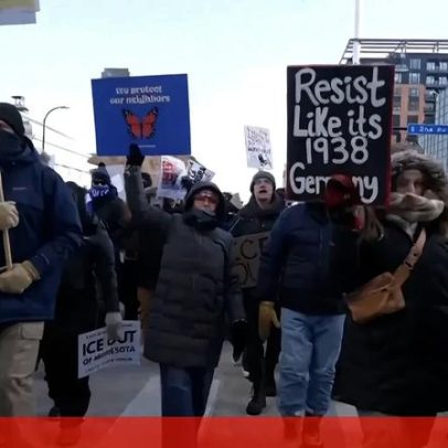 Manifestantes protestam contra o ICE após agente de imigração matar homem a tiro