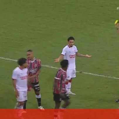 Jogador do Náutico recebe cartão amarelo após subir para a bola