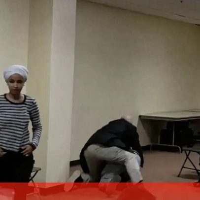 Ilhan Omar é atingida com líquido durante discurso em Minneapolis