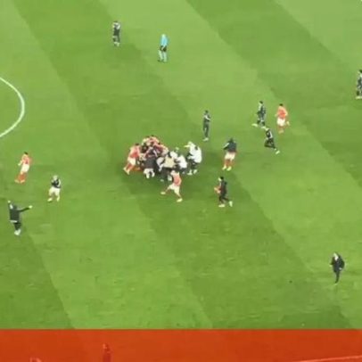 Fim de jogo tenso no Benfica-Real com jogadores de mãos na cabeça e abraços