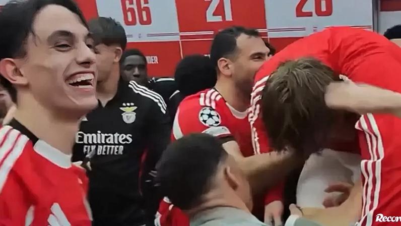 Do relvado ao balneário: Lopes Cabral mostra festa dos jogadores do Benfica após vitória sobre o Real Madrid
