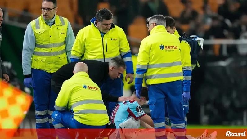 Robin Van Persie conforta filho Shaqueel