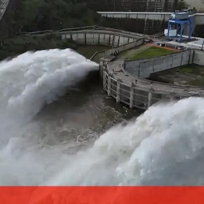 Imagens de descarga controlada de água na Barragem do Alqueva