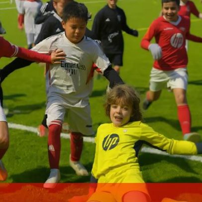 Miúdos das escolinhas do Benfica reproduzem golo de Trubin contra Real Madrid