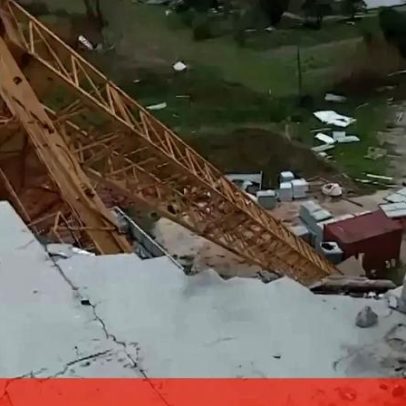Guindaste cai em prédio devido ao vento forte na Marinha Grande
