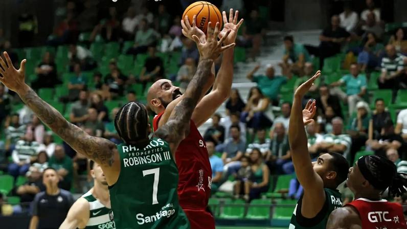 Os jogadores disputam a bola durante o dérbi de basquetebol