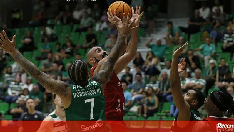 Os jogadores disputam a bola durante o dérbi de basquetebol