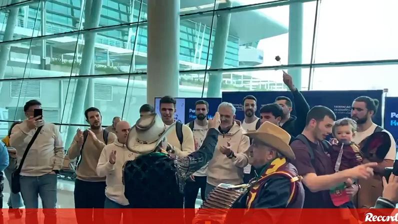 Aeroporto Francisco Sá Carneiro 'transformado' em arraial minhoto: as imagens do regresso da Seleção de andebol