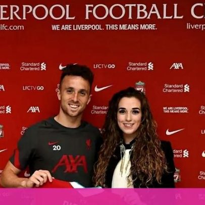 Rute Cardoso sorri durante visita a hospital pediátrico