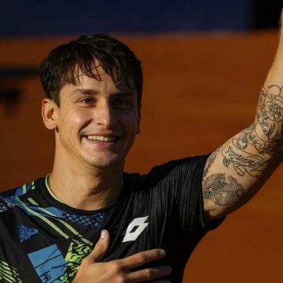 Tenista argentino corta o próprio cabelo durante o jogo