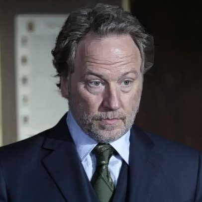 Ator desaparece após emissão de mandado de prisão por abuso sexual infantil