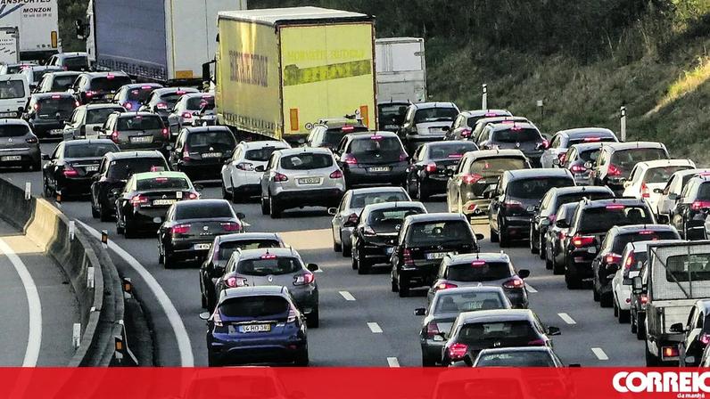 Trânsito intenso em Portugal com carros antigos e média etária alta