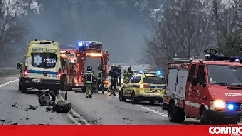 Acidente envolveu veículos de emergência numa estrada, com destroços espalhados