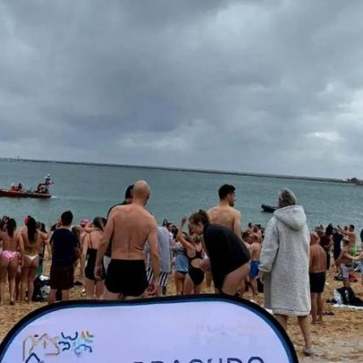 500 pessoas dão o primeiro mergulho do ano em Ferragudo, sob frio e chuva