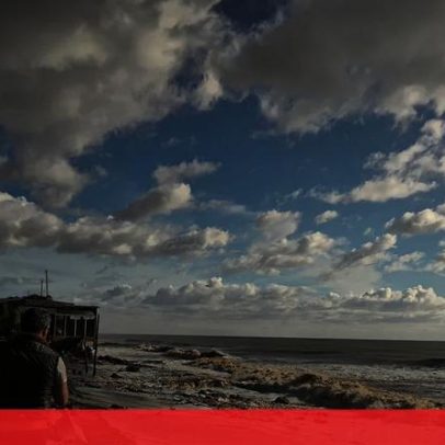 Mar arrasta areia da praia e coloca restaurante de Quarteira em risco