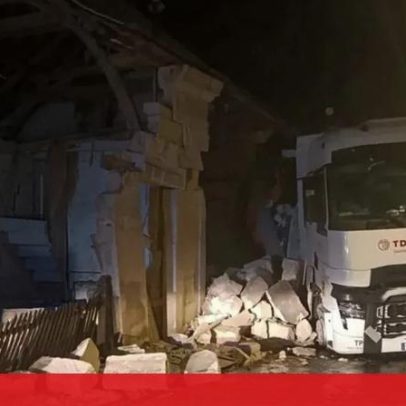 Camião português destrói casa e quase cai em rio na França durante mau tempo