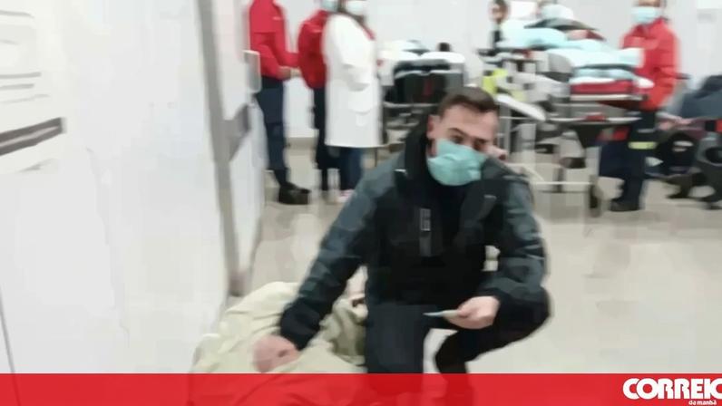Doente oncológica obrigada a deitar-se no chão das urgências do Hospital de Coimbra por falta de macas