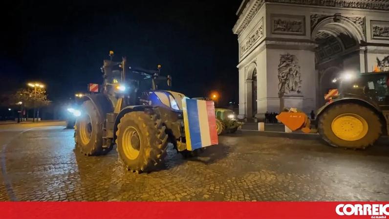 Tratores retirados por agricultores franceses após protestos contra UE/Mercosul