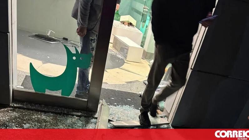 Mãe e filha agredidas e ameaçadas com arma por dois homens em clínica veterinária na Maia. Espaço ficou destruído