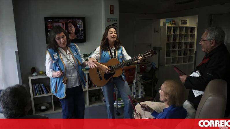 Músicos animam pacientes em hospitais com música e instrumentos únicos
